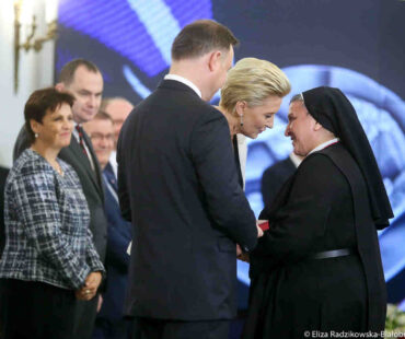 Medal_100 lecie_Prezydent Duda_Michaela Rak (02)