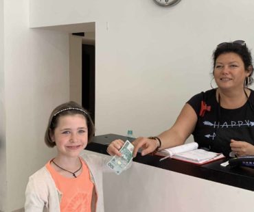 Marysia u fryzjera - zdobyła pieniądze na hospicjum dla dzieci w Wilnie - Most do Nieba