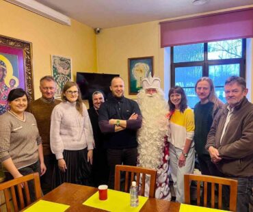 Mikołaj w hospicjum w Wilnie - przy stole, który za niedługo będzie wigilijny