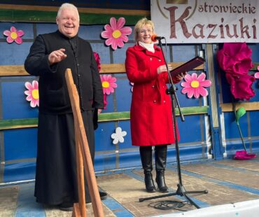 Kaziuki Ostrowieckie 2026 czas zacząć - ks. proboszcz z panią Dorotą