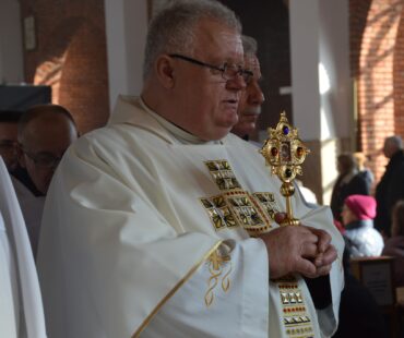 Kaziuki Ostrowieckie 2026 - ksiądz proboszcz z relikwiami św. Kazimierza Królewicza