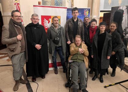 „Bezdomny Jezus” zaszokował w Otwocku – cuda hojności (galeria) „Bezdomny Jezus” zaszokował w Otwocku – cuda hojności (galeria)