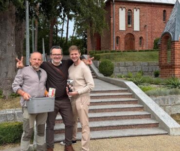 Zbiórka w parafii w Mrzeżynie - Grzegorz Kiciński z wolontariuszami - Olkiem i Leszkiem